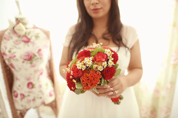 Невеста с красным букетом — стоковое фото