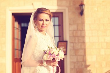 Gelin güneş ışığı altında