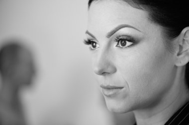 Güzel bir kadının siyah beyaz portresi.