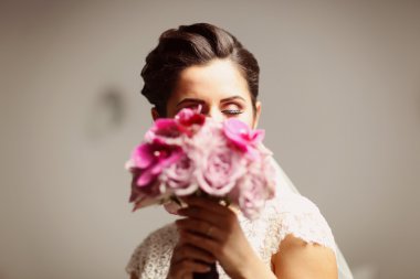 Güzel gelin gül ve orkide buketi