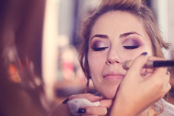 Bella donna a make up studio — Foto Stock