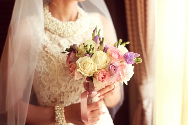 Noiva segurando buquê de casamento — Fotografia de Stock