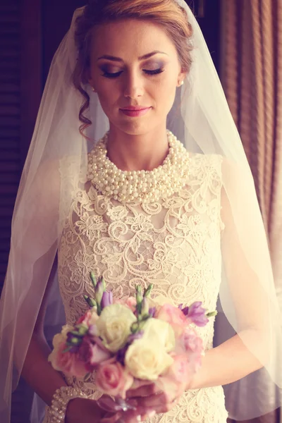 Bruid met gesloten ogen — Stockfoto