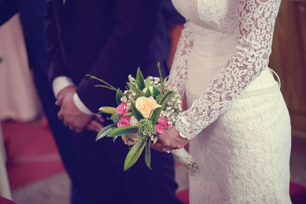 Braut hält ihren Hochzeitsstrauß — Stockfoto