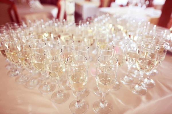 Vele glazen gevuld met champagne — Stockfoto