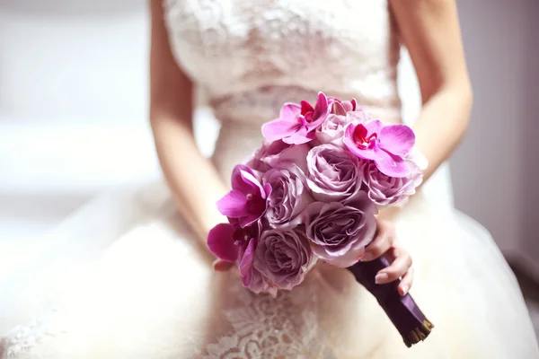 Bouquet da sposa orchidea e rose — Foto Stock