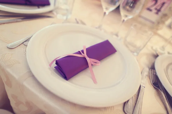 Assiettes de mariage avec serviette violette — Photo