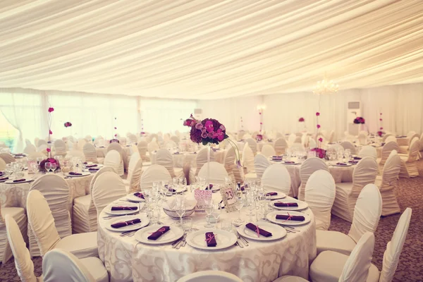 Maravilhosamente decorado mesa de casamento — Fotografia de Stock