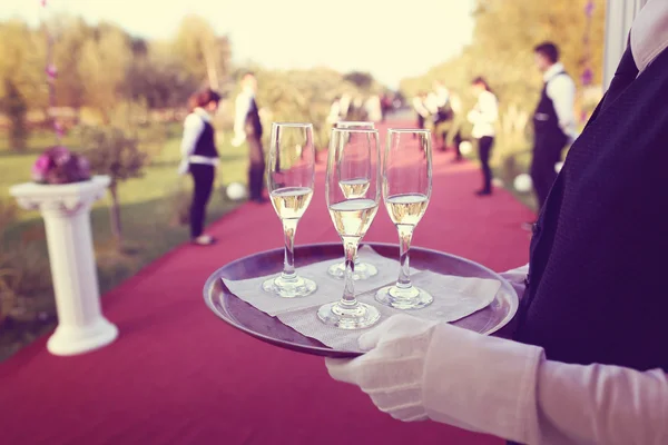 Waiter serving drink — Stock Photo, Image