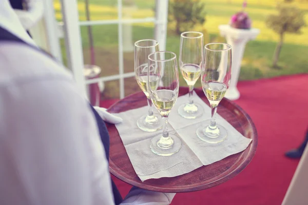 Waiter serving drink — Stock Photo, Image