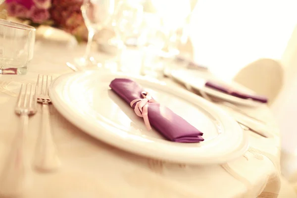 紫のナプキンで結婚式プレート — ストック写真