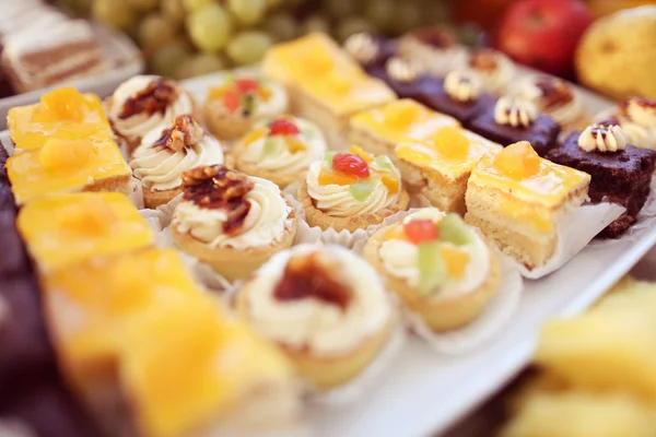 Mistura de deliciosos bolos pequenos — Fotografia de Stock