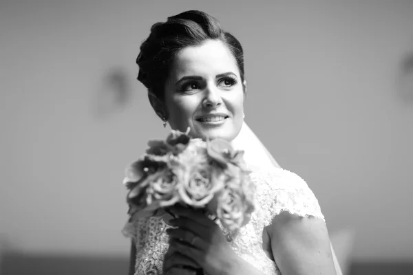 Belle mariée avec des roses et un bouquet d'orchidées — Photo