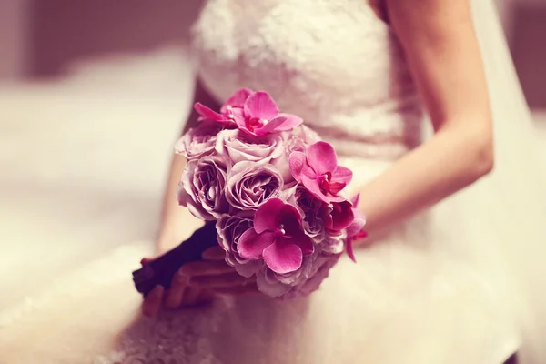 Orchid och rosor bröllop bukett — Stockfoto