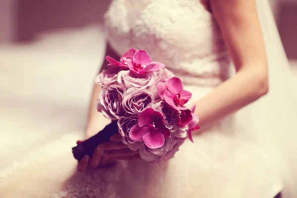 Ramo de boda de orquídeas y rosas —  Fotos de Stock