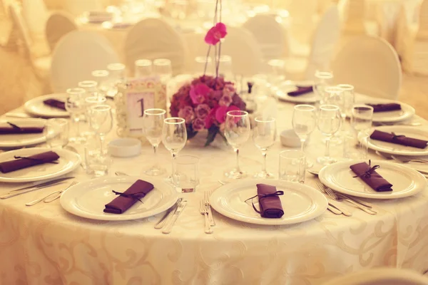 Mesa de boda bellamente decorada — Foto de Stock