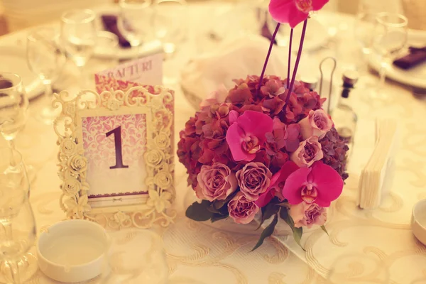 Gyönyörűen díszített esküvői asztalra — Stock Fotó
