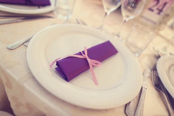 Wedding plates with purple napkin Royalty Free Stock Photos