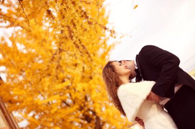 Gelin ve damat sonbahar günü