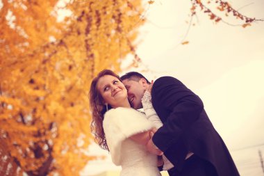 Gelin ve damat sonbahar günü