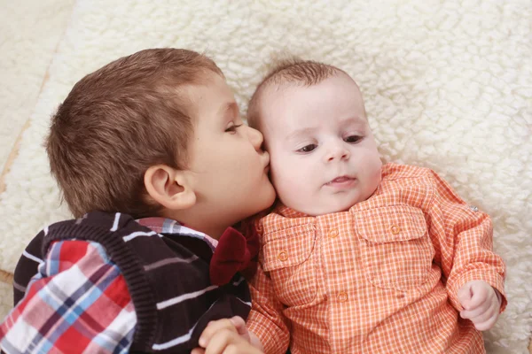 Big brother kissing the baby — Stock Photo, Image