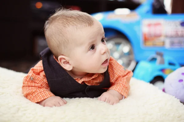 Schattige babyjongen op witte deken — Stockfoto