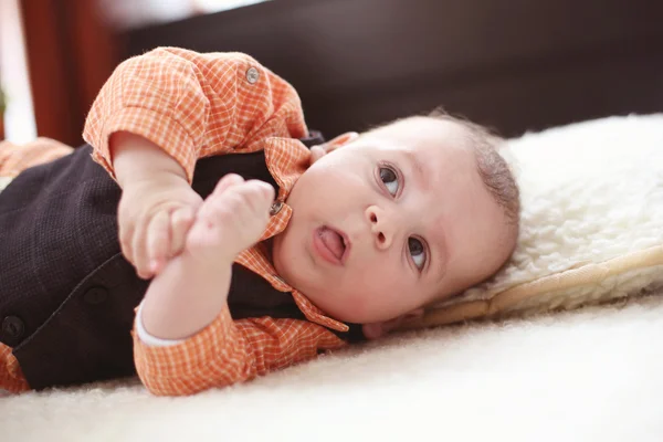 Schattige babyjongen op witte deken — Stockfoto