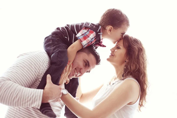 Padres jugando con su hijo — Foto de Stock