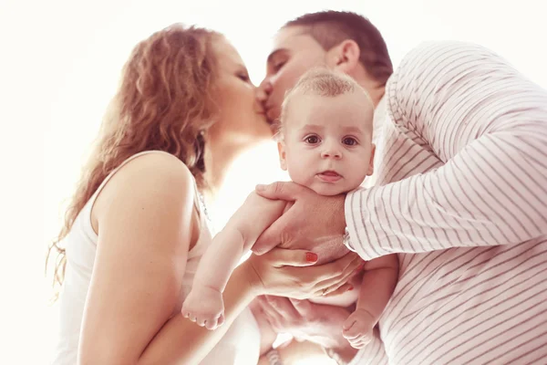 Zärtliche Eltern halten ihren kleinen Jungen — Stockfoto