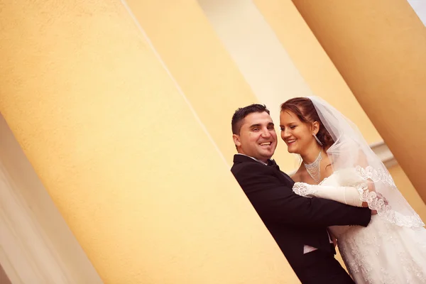 Bride and groom on their wedding day — Stock Photo, Image