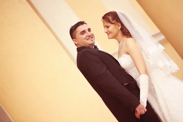 Noiva e noivo em seu dia de casamento — Fotografia de Stock