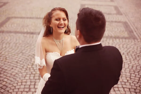 Bride hugging her groom — Stock Photo, Image