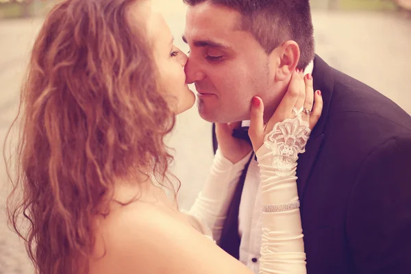 Bride and groom kissing — Stock Photo, Image