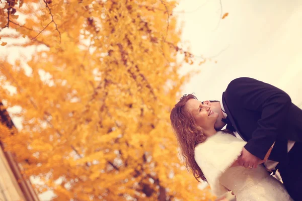 Mariée et marié le jour de l'automne — Photo