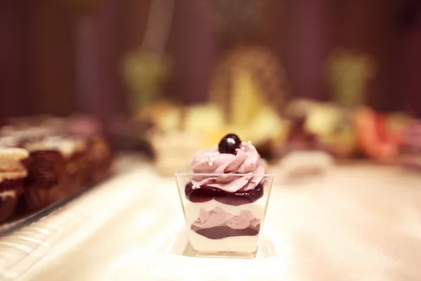 Köstliche Mousse mit Früchten — Stockfoto