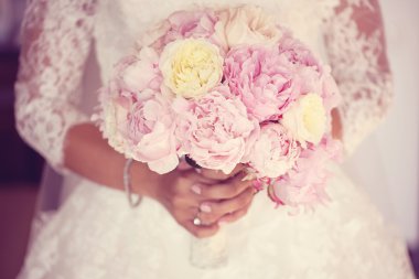 Eller peonies buket tutan bir gelin
