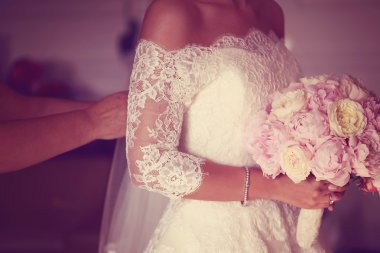 Eller peonies buket tutan bir gelin