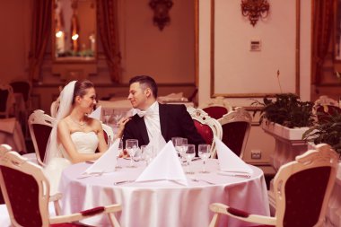 Gelin ve damat masaya oturan