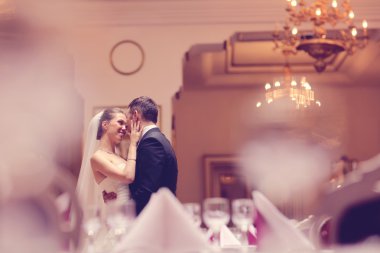 Gelin ve damat bir restoranda dans