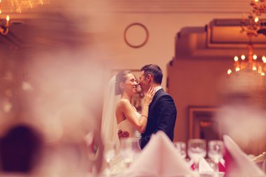 Gelin ve damat bir restoranda dans