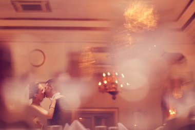 Gelin ve damat bir restoranda dans