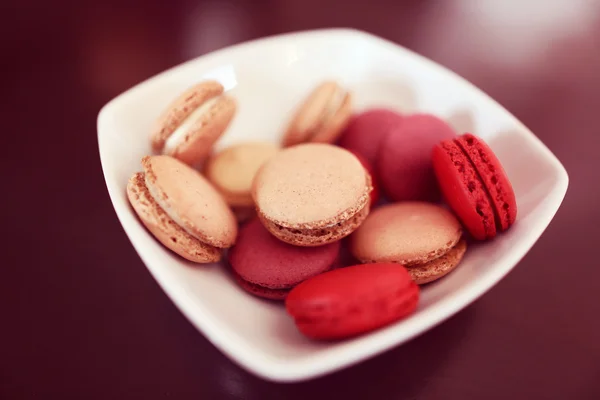 Kırmızı ve beyaz macaroons — Stok fotoğraf