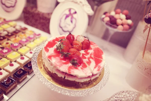 Délicieux gâteau aux fraises — Photo