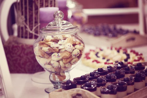 Läckra sötsaker i glasburk — Stockfoto
