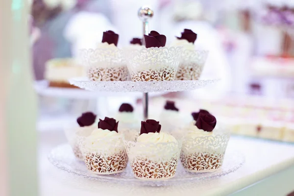 Cupcakes på tallrik — Stockfoto