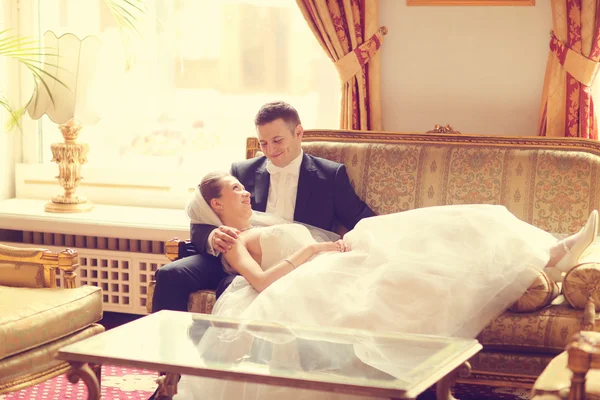 Bride and groom on sofa — Stock Photo, Image