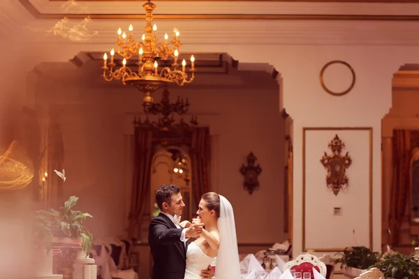 Brud och brudgum dansar i en restaurang — Stockfoto