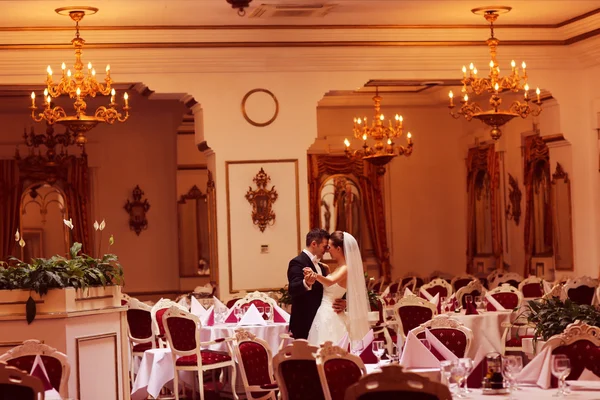 Brud och brudgum dansar i en restaurang — Stockfoto