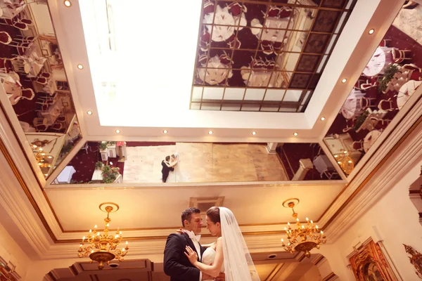 Bride and groom dancing in a restaurant — Stock Photo, Image