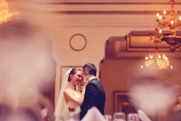 Novia y novio bailando en un restaurante — Foto de Stock